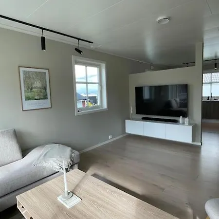 Villa House With 5 Bedrooms, 2 Bathrooms, Available For Onss *