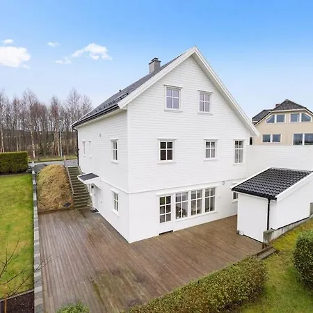 Villa House With 5 Bedrooms, 2 Bathrooms, Available For Onss Stavanger